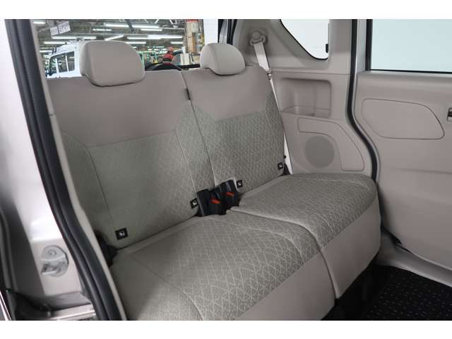 後席の足元も十分なスペースを確保　スライドも可能