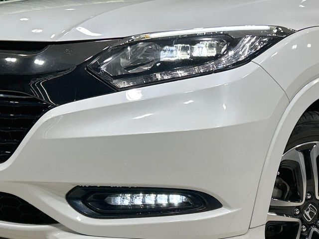 【LEDヘッドライト】悪天候や夜間走行時も良好な視界を確保し安心して運転できる高輝度LEDヘッドライトを装備！点灯速度が早く、消費電力も抑えられています。