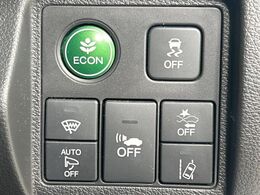 【ホンダセンシング】走行中に前方の車両等を認識し、衝突しそうな時は警報とブレーキで衝突回避と被害軽減をアシスト。より安全にドライブをお楽しみいただけます。