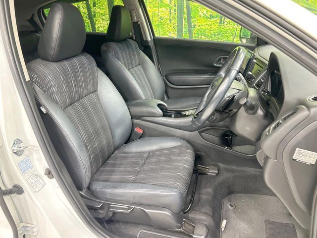 【ハーフレザーシート】高級感と座り心地を両立した人気のシート♪背面・座面のファブリック素材は、通気性の良さや滑りにくさに優れています。気温や服装に左右されず快適にお乗りいただけます。