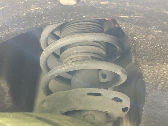 お車を安心してお乗りいただく為には、足回りの定期点検が欠かせません。サービスサポート（有償保証）では無料点検もご提供しており、安心のカーライフをお過ごしいただけるサポート体制が整っています。