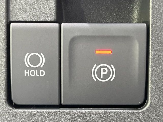【電動パーキングブレーキ】パーキングブレーキは便利な電動式！ボタン一つで操作でき、アクセルを踏めば自動で解除されます♪レバーやペダルが無いので運転席廻りもすっきりしますね♪