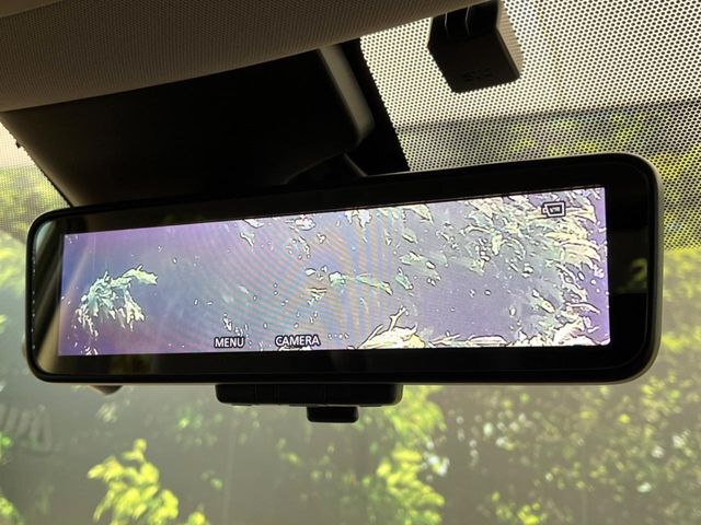 【インテリジェントルームミラー】後席の大きな荷物や同乗者で後方が確認しづらい時でも安心！カメラが撮影した車両後方の映像をルームミラー内に表示。クリアな視界で状況の確認が可能です！
