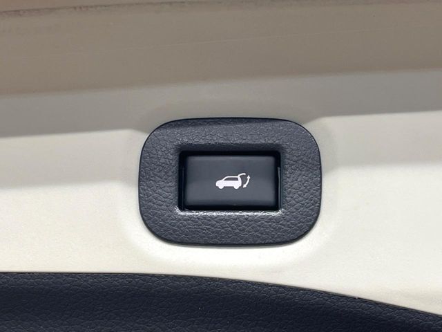 【パワーバックドア】スマートキーや運転席のボタンを押すだけでリアゲートが自動で開閉します！荷物を持っている時や、高い位置にあるバックドアを閉める際に便利な機能です♪