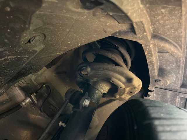 お車を安心してお乗りいただく為には、足回りの定期点検が欠かせません。サービスサポート（有償保証）では無料点検もご提供しており、安心のカーライフをお過ごしいただけるサポート体制が整っています。