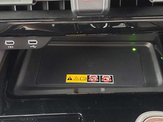 【ワイヤレス充電器（Qi）】走行中にスマートフォンをワイヤレスで充電できます！