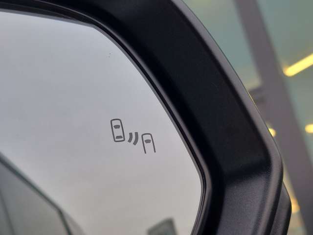 【ブラインドスポットモニター（BSM）】ドアミラーでは確認しにくい、後側方エリアに存在するクルマや、急接近してくるクルマを感知してお知らせすることで、不意の衝突を回避をサポートします！