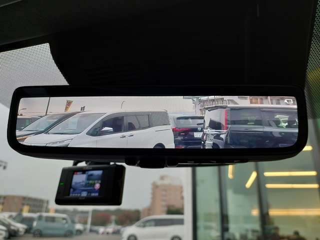 【デジタルルームミラー】車両後方カメラの映像をルームミラーに映すことが出来ます。 そのため、後席に人や荷物があって後方が見えづらい場合でもしっかり視界を確保することが出来ます。