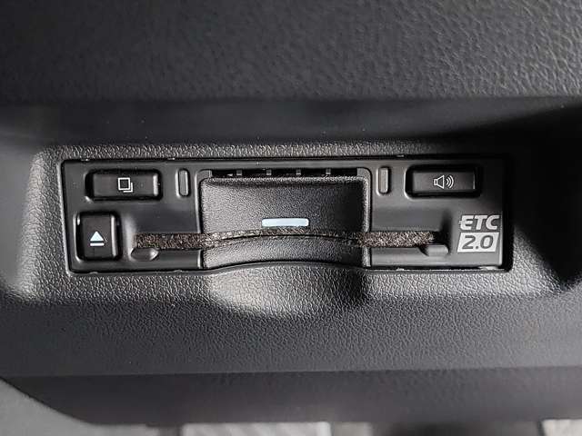 【ETC2.0（DSRC/ITSスポット）】ETCカードを挿入すれば料金所はノンストップで通過できます。ETC限定の割引や、高速道路の情報提供サービスを利用できます。