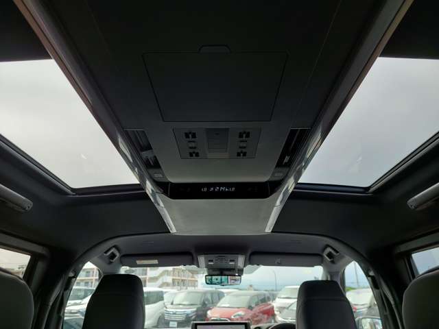 【左右独立ムーンルーフ】天井から太陽の穏やかな光や爽やかな風を取り込むことができる、トヨタの「サンルーフ」です！頭上のスイッチでムーンルーフを開閉することができます。