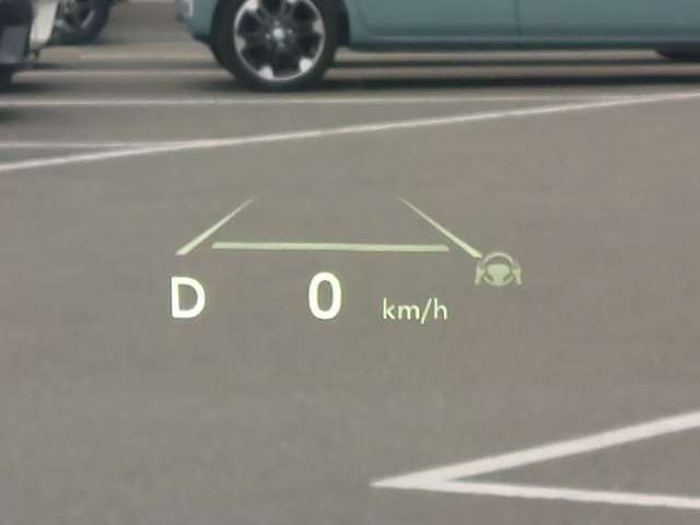 【ヘッドアップディスプレイ（HUD）】フロントウインドウガラスに走行情報を投影します。運転中の目線と重なるように表示されるので、少ない視線移動で速度が確認できるので、 ドライビングに集中できます！