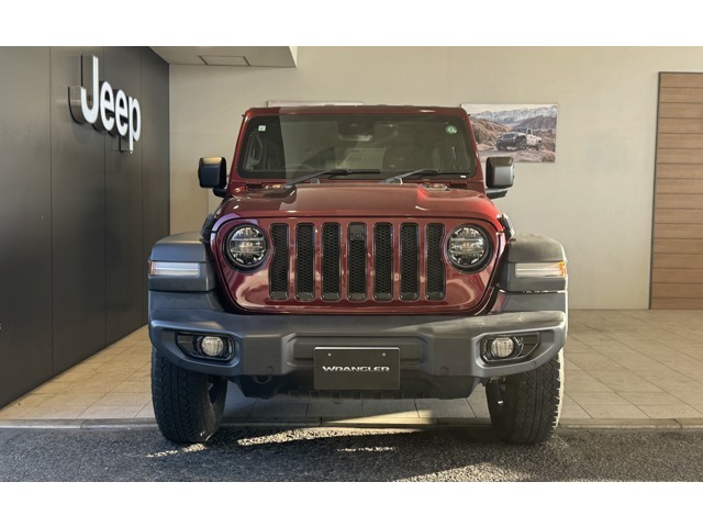 Jeep伝統の丸目のヘッドライトにセブンスロットグリル！一目でJeepだとわかります。