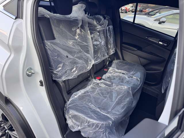 後部座席の画像です。シートナイロンはついたままのお車です。