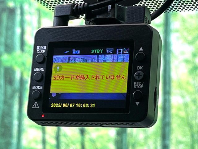 【ドライブレコーダー】安心・安全なカーライフに必須のドライブレコーダーを装備！走行中はもちろん、あおり運転や事故に遭遇した際の状況も映像で記録し、万一のリスクに備えます。