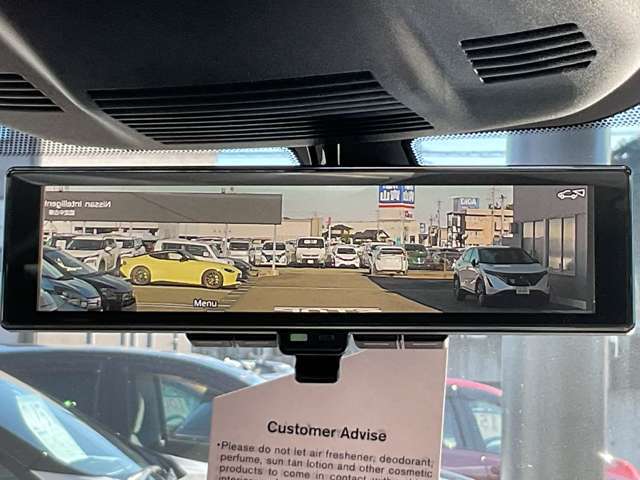 インテリジェントルームミラーは後席の人やヘッドレスト、荷室に積んだ荷物などで後が見にくい時でも、車両後方のカメラ映像をミラー面に映し出すので、いつでもクリアな後方視界が得られます。