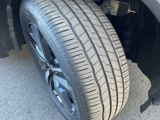 足元を引き締める19インチタイヤと純正アルミホイールを装備。