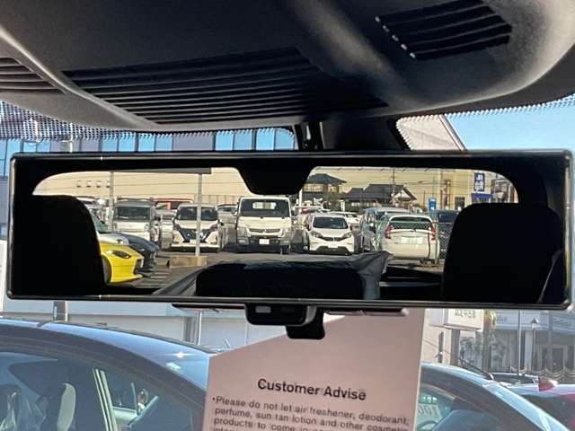 インテリジェントルームミラーは後席の人やヘッドレスト、荷室に積んだ荷物などで後が見にくい時でも、車両後方のカメラ映像をミラー面に映し出すので、いつでもクリアな後方視界が得られます。