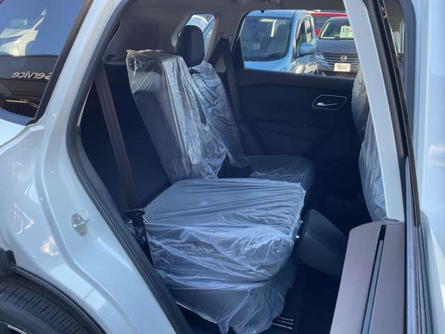 セカンド可倒式シート（4:2:4分割、スライド、リクライニング）