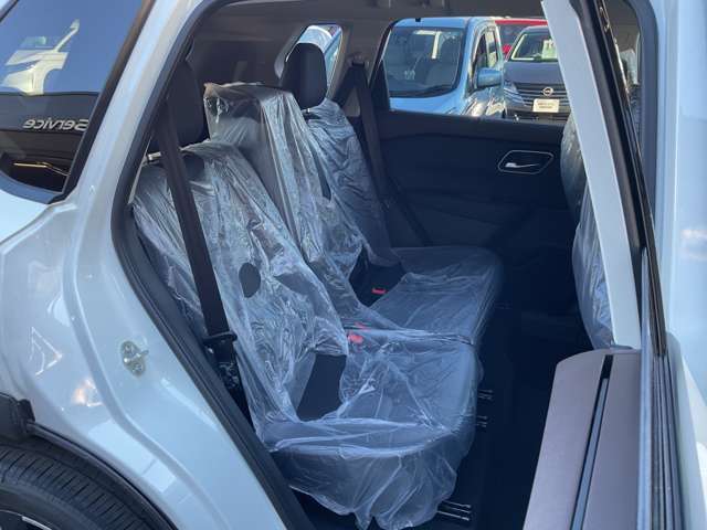 リヤシートは足元空間も広くリラックスしてドライブが楽しめます。