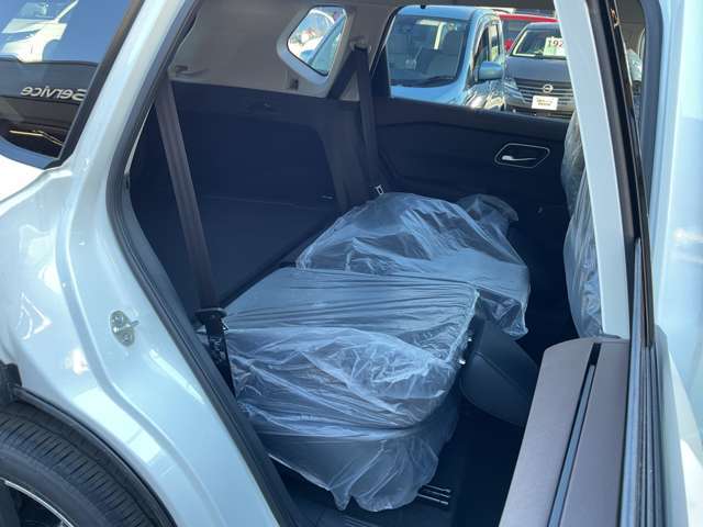 セカンド可倒式シート（4:2:4分割、スライド、リクライニング）