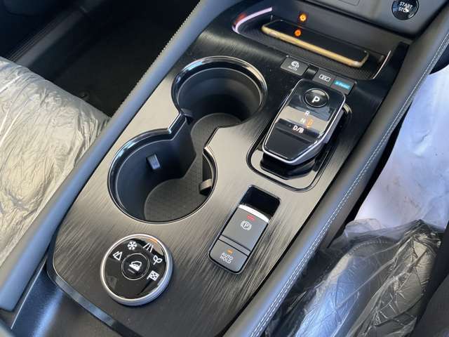 前後に操作する電制シフト、パーキングブレーキを指先で作動・解除できる電動パーキングブレーキ採用。シフト・アクセル操作に連動して自動で作動・解除もします。