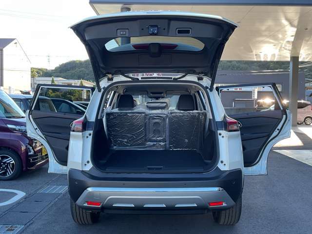 バックドアは大きく開きます。定員乗車時でも十分広いラゲッジスペースを確保しています