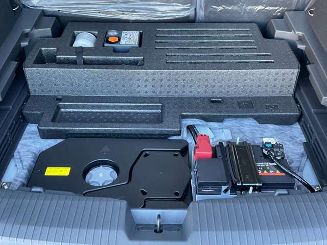 万が一のパンク時には応急用パンク修理キット装備、スペアタイヤはありません。12ボルトバッテリーはラゲッジスペース内に搭載されています。