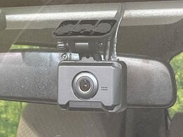 【ドライブレコーダー】安心・安全なカーライフに必須のドライブレコーダーを装備！走行中はもちろん、あおり運転や事故に遭遇した際の状況も映像で記録し、万一のリスクに備えます。