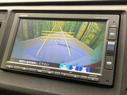 【バックカメラ】駐車時に後方がリアルタイム映像で確認できます。大型商業施設や立体駐車場での駐車時や、夜間のバック時に大活躍！運転スキルに関わらず、今や必須となった装備のひとつです！