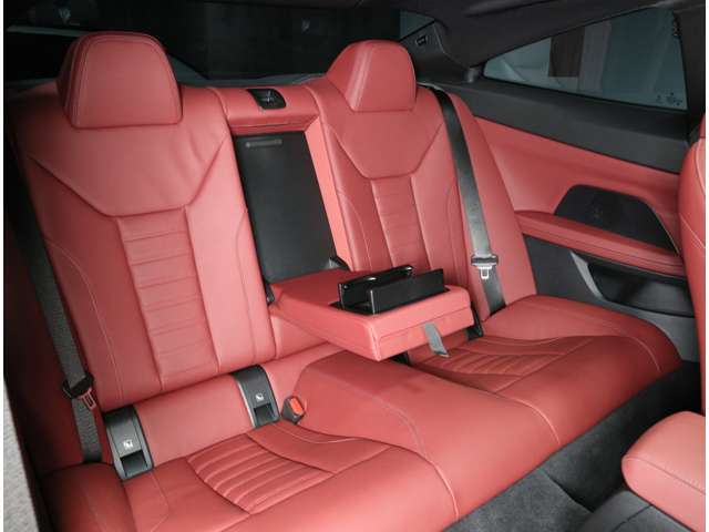 Abe BMWでは全国納車に対応しております。担当スタッフがご自宅までご納車にお伺いをさせて頂いております。輸送会社任せでなく当社スタッフがお届けいたしますので、安心してお買い求めいただけます。（別途有償）