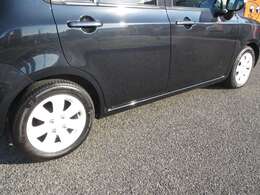 新品のESPELIR製ダウンサスでローダウンしました。程よくダウンされ、純正オプションの14インチ ホワイトアルミ変更で足元も決まっています！有名メーカサスで乗り心地も悪くなく、タイヤの残量もあります！！