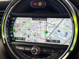 ●純正ナビ:一体感のあるナビは、高級感ある車内を演出してくれます。オーディオ機能も充実しておりますので、運転もより楽しめます♪