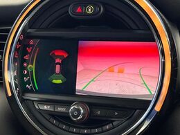 ●ガイドライン付きバックカメラ：不安な駐車もこれで安心！ガイドライン付きなので狭い箇所での駐車もラクラクです！