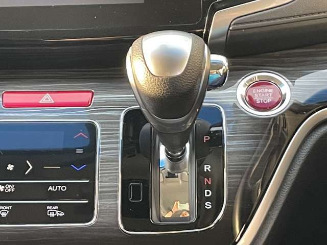 操作しやすいシフトレバー。