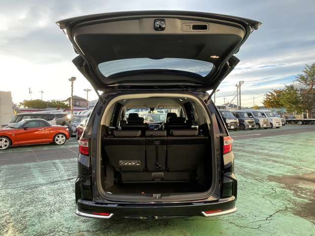 後席を倒すとラゲッジスペースが広がります！