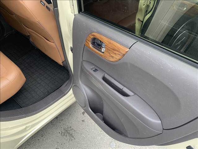【当店のこだわり】入庫後のお車は選任スタッフによる細部清掃を実施しております。足回り、エンジンルーム、室内、室外を隅々まで綺麗にしております。展示車はピカピカです。全国配送も可能ですのでご相談下さい