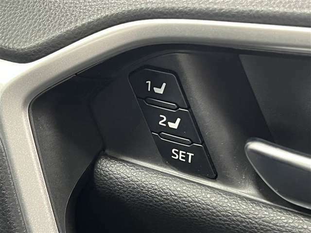 運転席には2人分のシート位置のメモリーが可能！