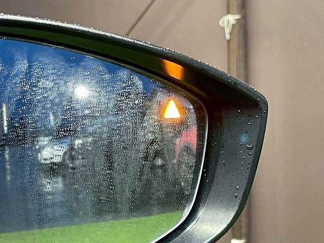 人気安全装備【ブラインドスポットモニター】を搭載！車線変更の際別車線且つ後方に車両が来ていることを知らせてくれる優れものです！