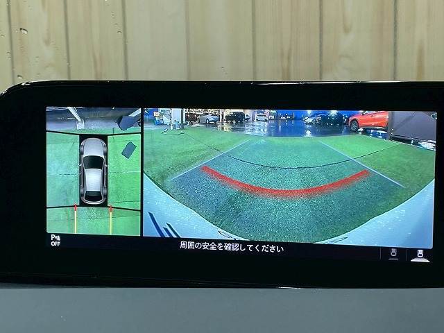 【アラウンドビューモニター】 クルマを上空から見下ろしているかのように、直感的に周囲の状況を把握できます。