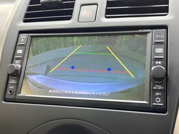 【バックカメラ】駐車時に後方がリアルタイム映像で確認できます。大型商業施設や立体駐車場での駐車時や、夜間のバック時に大活躍！運転スキルに関わらず、今や必須となった装備のひとつです！