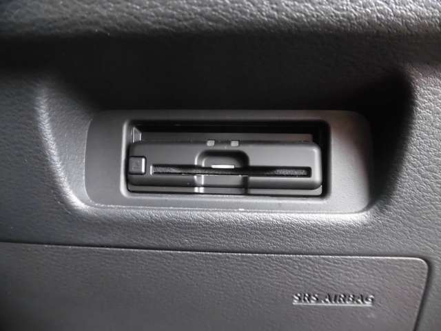 ETCは運転席の下側に装備されています