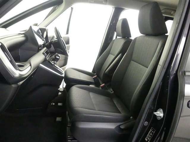 高いホールド性で運転姿勢が安定します。長距離ドライブでも疲れにくいのが魅力です。快適なドライビングライフをお送りください♪