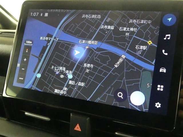 純正ナビを装備。タッチパネル式で使いやすく、お出かけもラクラクです。