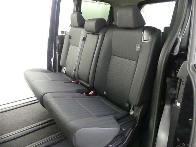 ロングドライブも快適なセカンドシート。