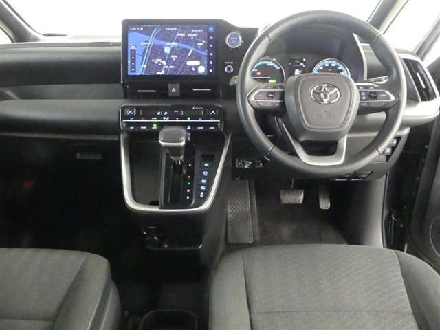 スタイリッシュなデザインのインパネ。各操作スイッチは使いやすい位置に配置されてます。