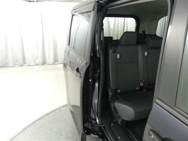 狭いスペースでも乗り降り楽々！！