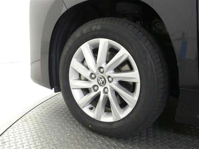 スポーティな印象を与える純正ホイールです。どこまでも走っていきたくなるようなデザインですね♪