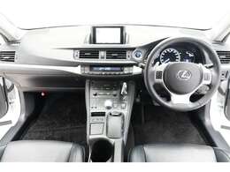 高揚感の高まる美しいインテリアデザインのコクピット。上質なインテリアがお好みの方にはおすすめです。