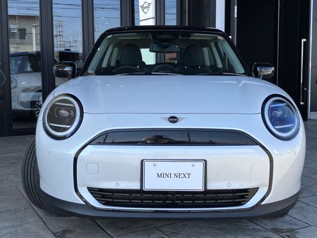 MINI のボディ構造は、高い剛性を持っているにも関わらず、衝撃吸収には欠かせない折り畳み式を採用。前面、背面、側面からの衝撃や、横転した場合にも、搭乗者、そして歩行者の被害を軽減します。