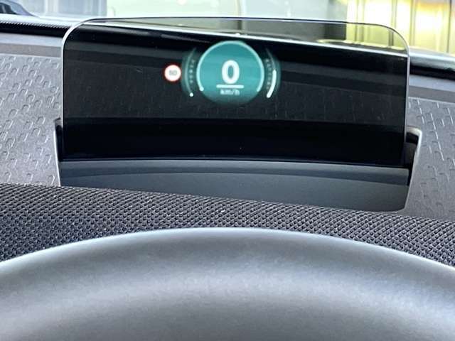 【ヘッドアップディスプレイ】走行に関する情報を視界の中央に表示。選択したオプションに応じてナビゲーション情報速度、ラジオ局などを、道路を見ながらにして、ひと目で確認することができます。